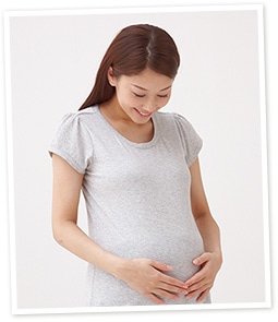 おなかに手をあてている妊婦さん