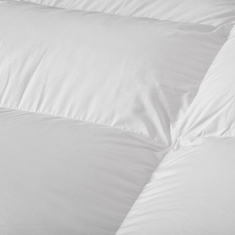 羽毛掛けふとん:ホワイト 敷きふとん:暖色系 敷きパッド:ピンク