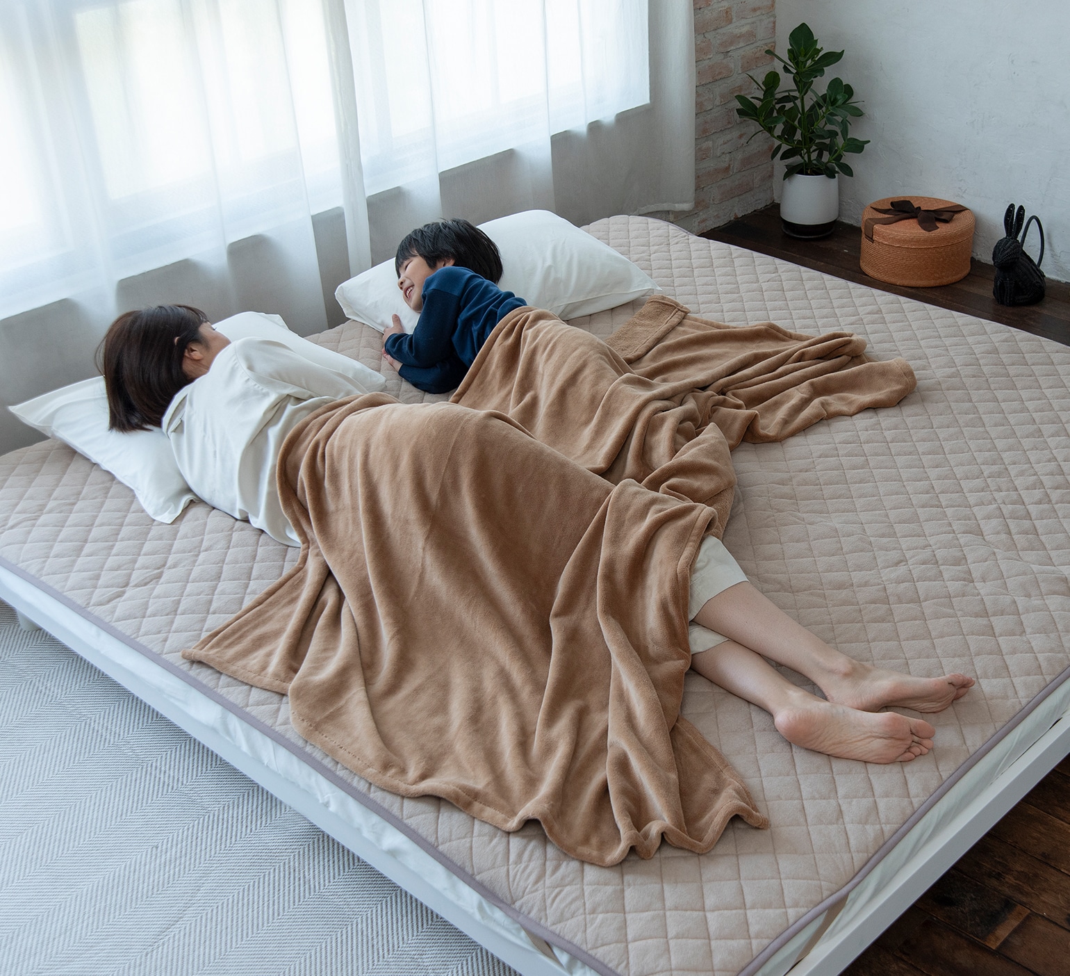 様々な大きさの寝具にフィットする綿の敷きパッド